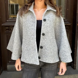 Grå trekvartsärmad poncho  - Super super snygg trekvartsärmad poncho som kommer vara så snygg nu till våren till massa olika outfits😍😍