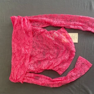 Rosa spetsblus - offshoulder med tyg på insidan vid bröstkorgen. aldrig använt 