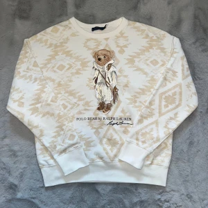  Ralph Lauren tröja - Tvär fet raffe tröja med Björn tryck | Sällsynt tröja i bra skick( endast en lite fläck på baksidan) | Nypris ca 4000 | Hör av er vid minsta fundering🤗