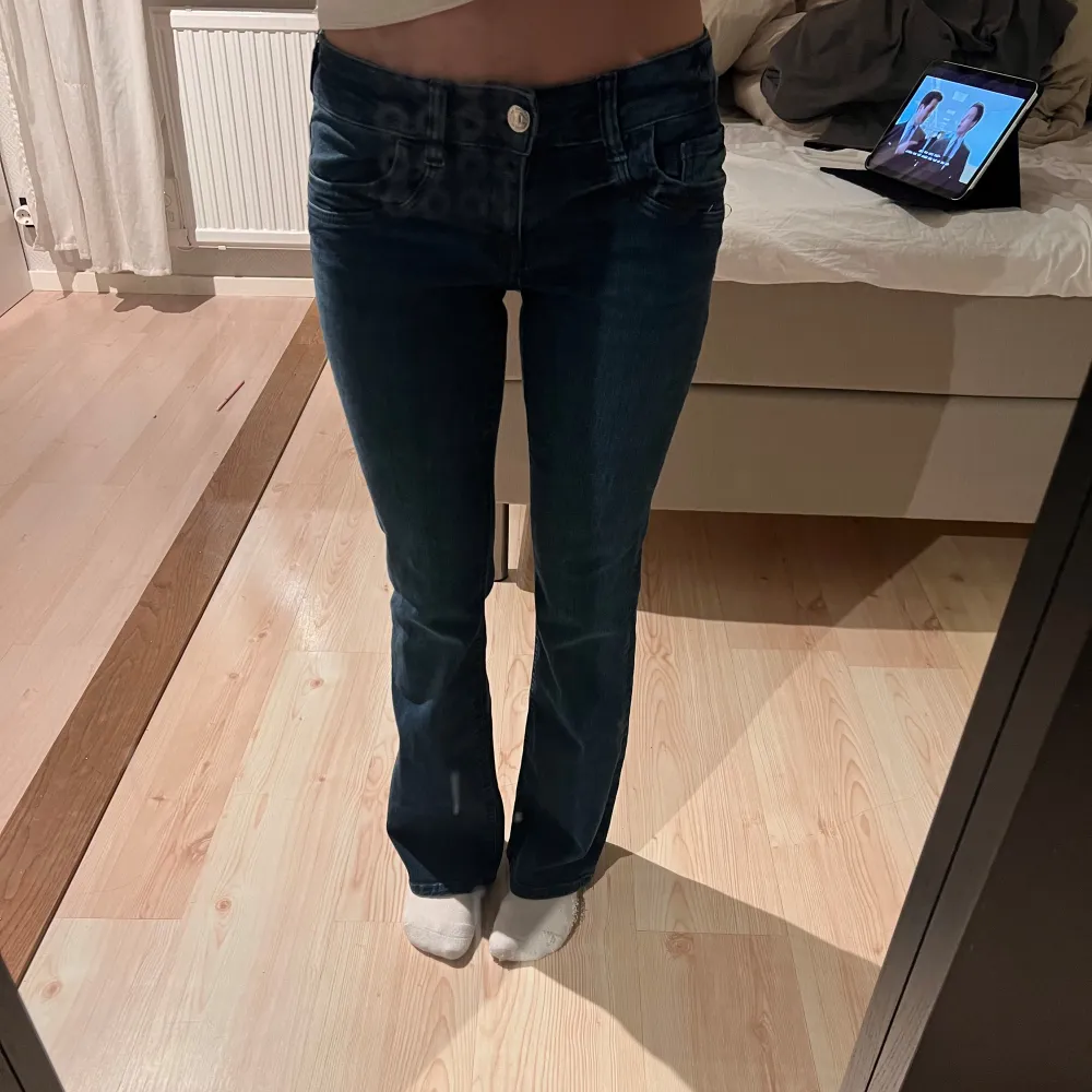 Super fina jeans från Gina tricot young Storlek 164 men passar mig bra som brukar ha 34 Jag är ca 167cm lång Endast testade men tog bort lappen så går inte att lämna tillbaka . Farkut & Housut.