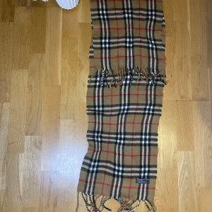 Rutig halsduk från Burberry - Säljer den här Burberry halsduken 30 cm bred 130 cm lång