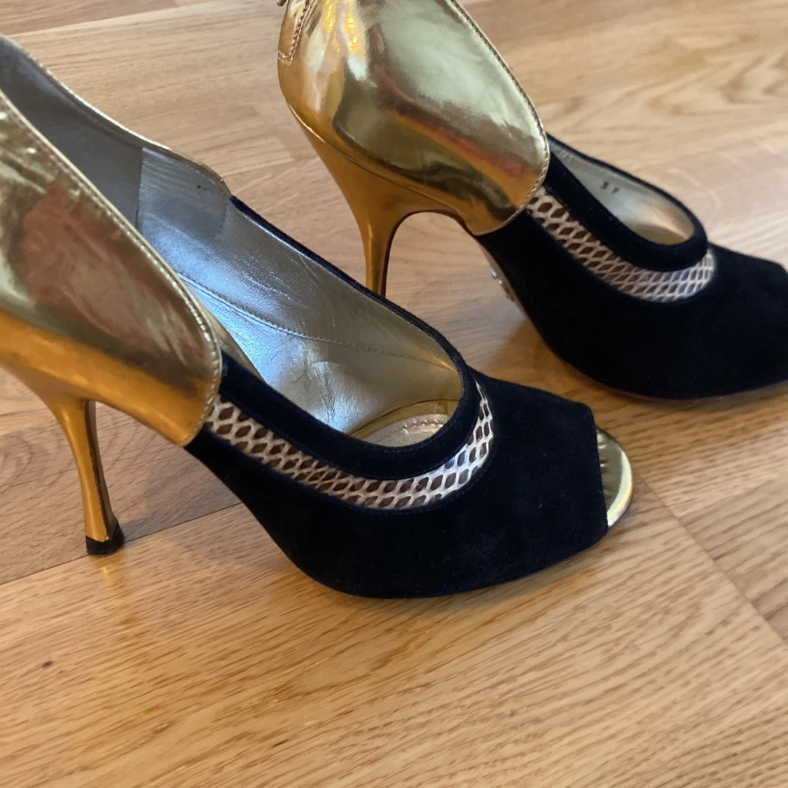 Svarta och guldiga klackskor från Dolce & Gabbana - 3