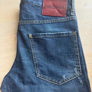  Dsquared2 Jeans - Fräscha jeans från DSQUARED2. Har inte haft dem länge. Finns inga skador eller repor. Priset kan diskuteras. 
