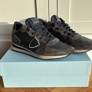 Philippe Model  - Philippe Model rockrunners. Autentiska skor i fint skick! Ny pris 4000kr. Bara att höra av sig vid ytterligare funderingar! 