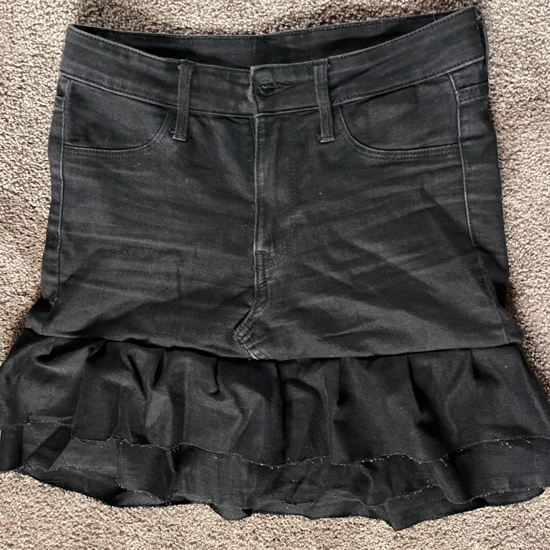 Svart jeanskjol med volang