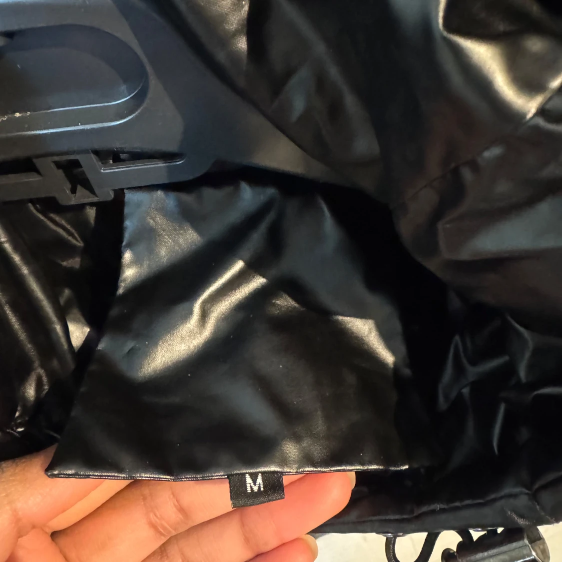 Svart glansig dunväst - 1