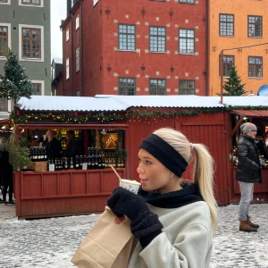 Jättefin jacka - Säljer min favoritjacka eftersom jag inte får så mycket användning av den längre. Den är som en tröja fast funkar som en jacka.