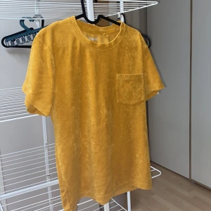 Gul frotté-tröja från Kappahl - Säljer en snygg gul frotté-tröja från Kappahl i storlek S. Tröjan  har en bröstficka och är kortärmad, perfekt för en avslappnad stil. Materialet  är  mjukt och även  bekvämt. Priset kan diskuteras 👍. 