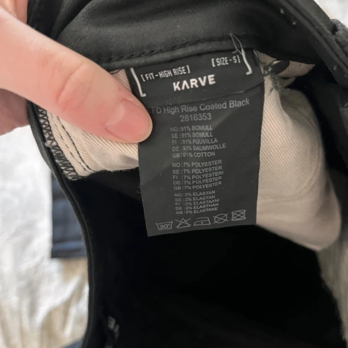 Svarta högmidjade jeans från Karve - 2