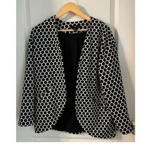 H&M White & Black Dot blazer - Något over sized i modellen. Mjukt material (polyester och elastan), svart-vit prickig. Fickor i sidan. Aldrig använd. Strl xs