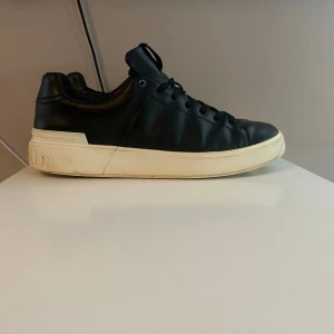 Balmain sneakers  - Hej, säljer dessa feta balmain sneakers som är i helt okej skick skulle säga runt 7-8/10, nypris är runt 4000-600, tveka inte att kontakta vid frågor och funderingar!