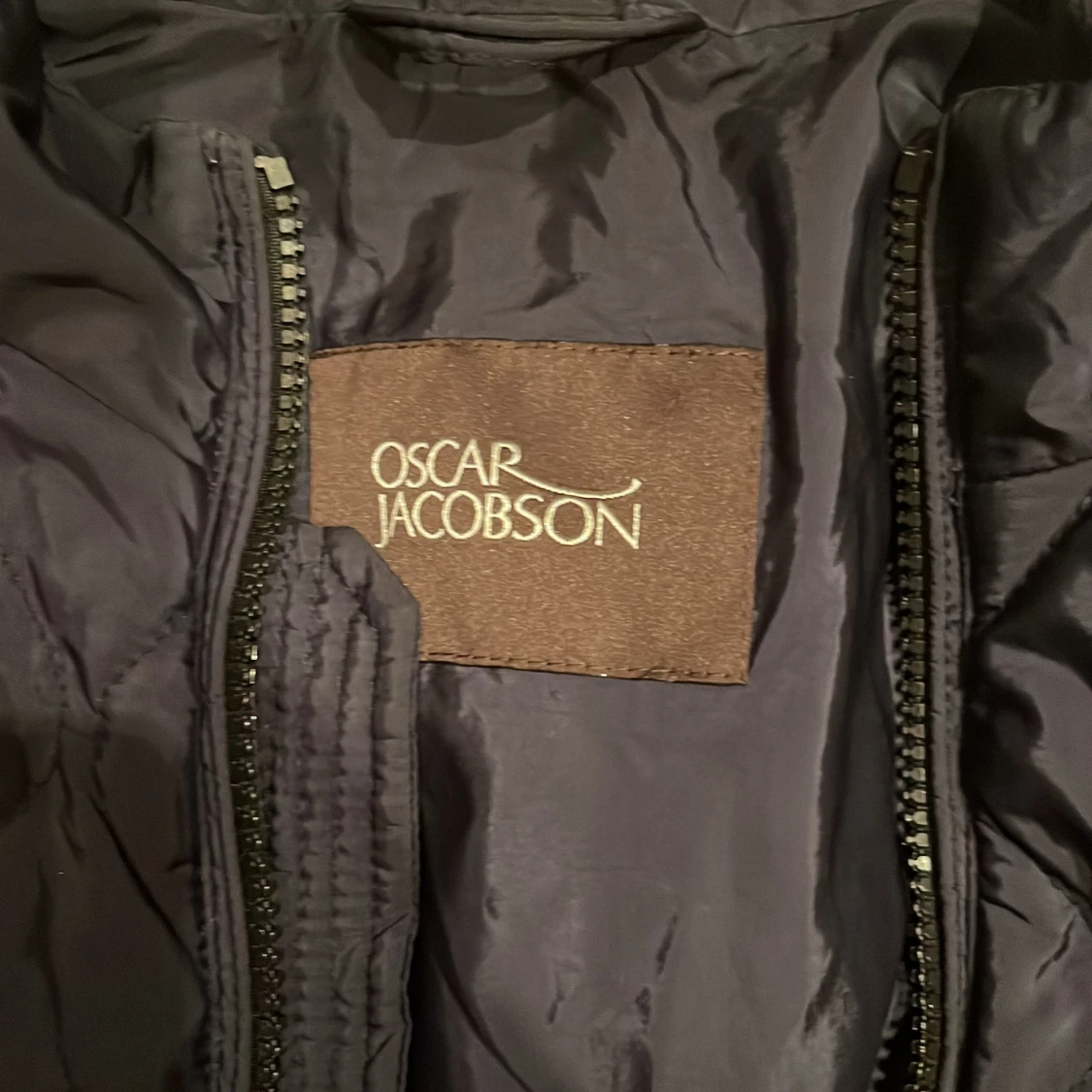 Mörkblå quiltad väst från Oscar Jacobson - 1