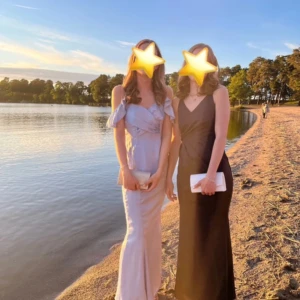 Balklänning, ljusblå med volangdetaljer  - Elegant ljusblå långklänning med volangdetaljer. Perfekt för en somrig bal eller fest. Klänningen har en smickrande passform och är tillverkad i ett mjukt material som ger ett fint fall. Endast använd en gång 🩵