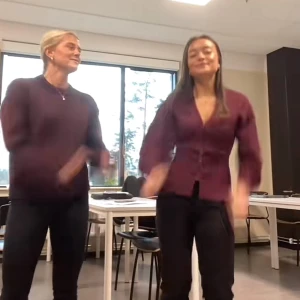 Vinröd kofta från Zara - Väldigt populär kofta/tröja från Zara. Säker även en i storlek S