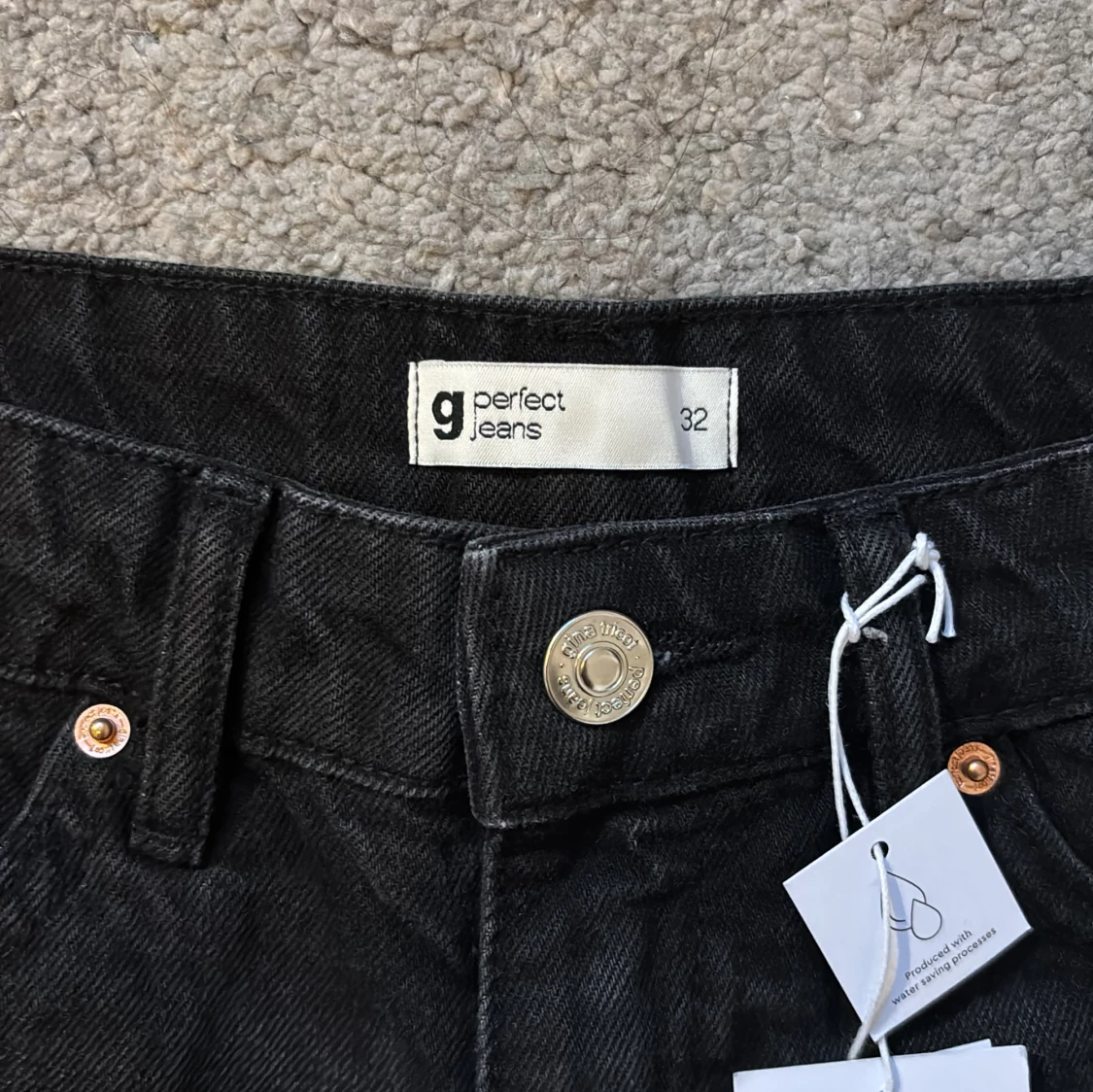 Svarta jeansshorts från Gina tricot  - 1