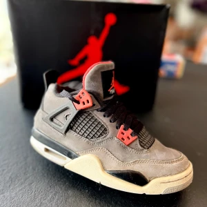 Air Jordan 4 Retro  -  Air Jordan 4 Retro i storlek 35,5 som är i bra skick givetvis äkta. Hör av er om ni har några funderingar.priset kan diskuteras. Ordinarie pris 2600 
