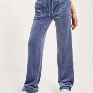 Juicy couture mörk blå - Juicy couture mjukisar i modell del ray pocket pant. Säljer pga de är för stora på mig och kommer ej till användning. Köpt på nelly för 1100kr