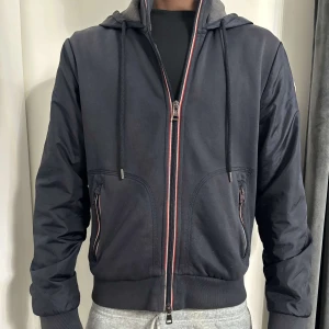 Moncler Cardigan - Moncler Maglia Cardigan | skick 8/10 | Storlek M men passar S (personen på bilden är 173) Perfekt nu inför våren! | Självklart äkta | priset kan sänkas vid smidigt affär | fler frågor? Kontakta oss!