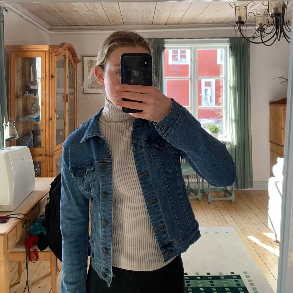 Snygg blå jeansjacka från Vero Moda i storlek XS. Perfekt nu till våren!!. Takit.