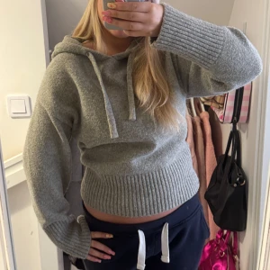 Stickad zara hoodie💕💕 - Söt hoodie ifrån Zara 