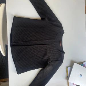 Svart cardigan  - Svart cardigan som är perfekt till våren, säljer då den inte änvänds! Den är trekvartsärmad💕 skriv om ni har fler frågor😊