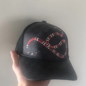 Gucci keps snake - En äkta Gucci snake keps har flera kepsar så ska sälja några denna är knappt använd fick den 3 dagar sen. Hör av er vid frågor!