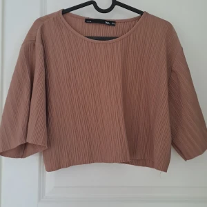 Beige ribbad topp från lager 157 - Säljer en beige ribbad topp från 157. Den har en lös passform med trekvartsärmar och en croppad design. Perfekt för en avslappnad stil. 🧡