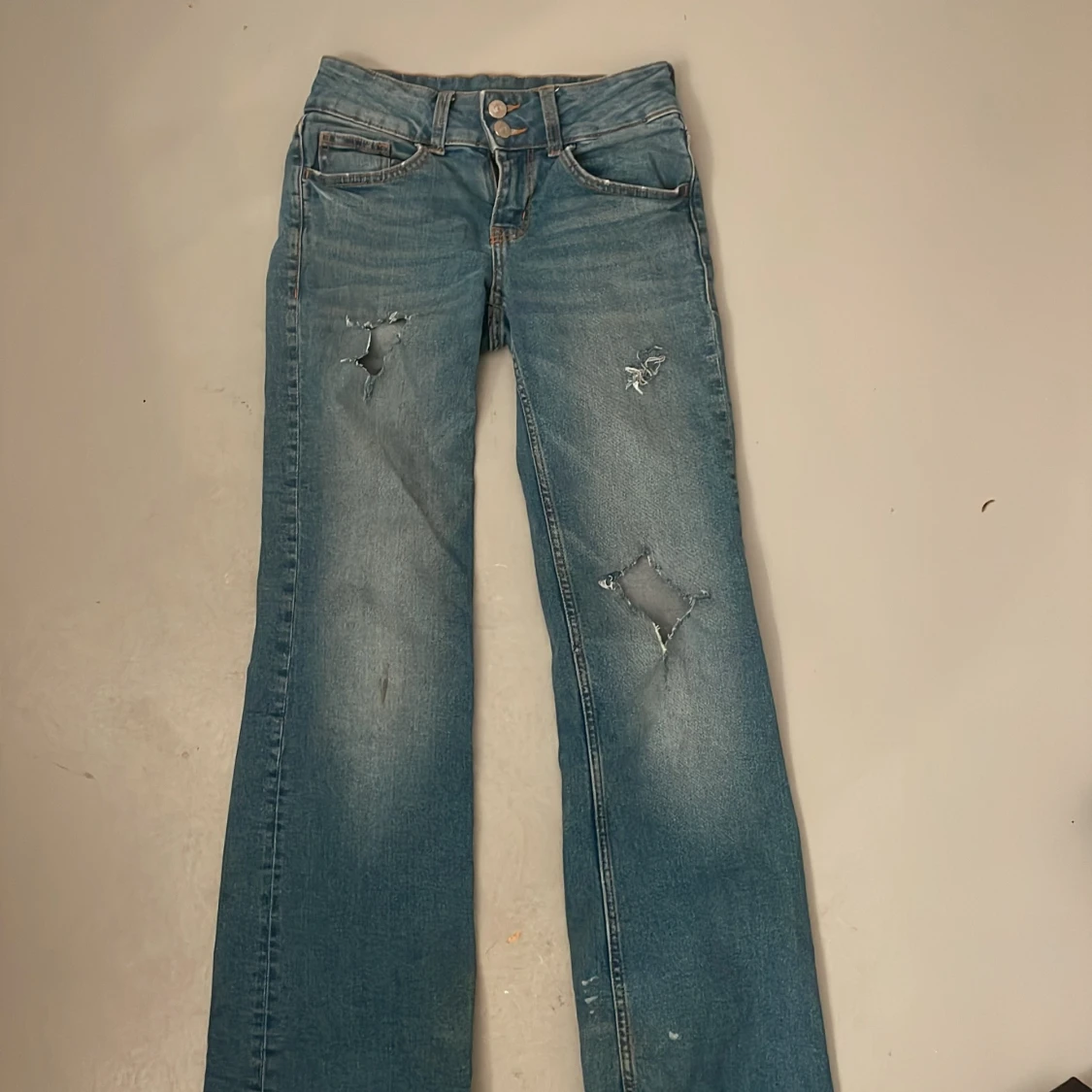 Blå jeans från H&M Divided lowwaist