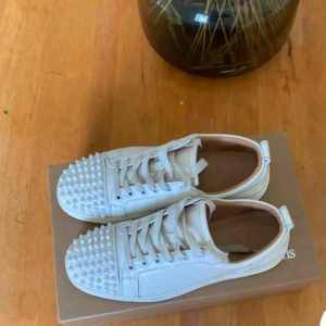  Christian Louboutin  -  Perfekta för att ge din outfit en edgy touch. Skorna har snörning och en klassisk design som passar till det mesta. Väll använda där av priset. Lite smutsiga snören men går att fixa 