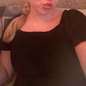 Svart offshoulder topp - Snygg svart offshoulder topp med korta puffärmar. Perfekt för en stilren look. Toppen har en smickrande passform och är gjord i ett mjukt material. Den är stretchig och är i ett tunt skönt tyg. 