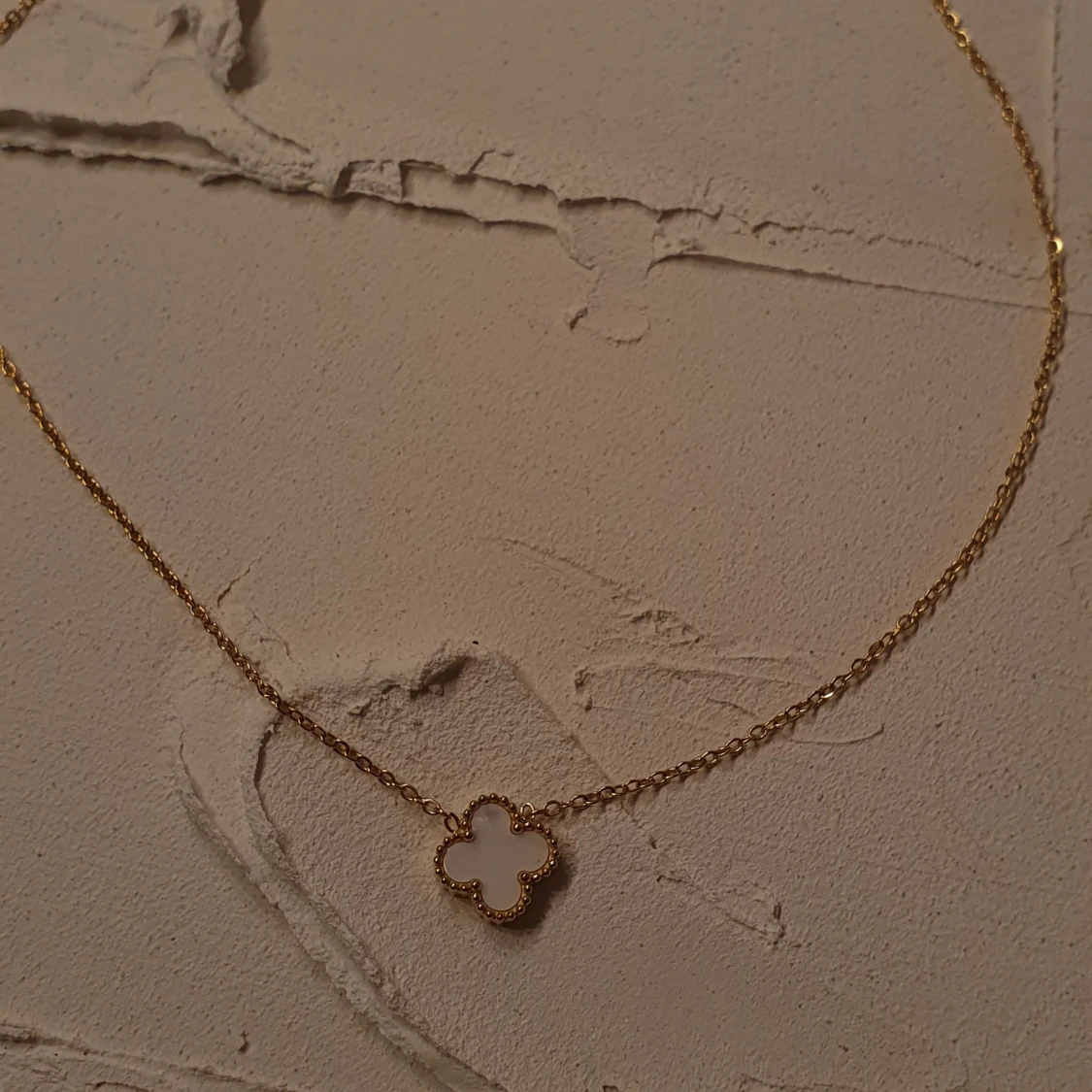 Guldhalsband med fyrklöverberlock - 2