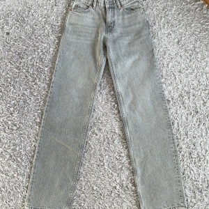 Grå jeans från Gina tricot  - Snygga grå jeans från Gina Tricot, mid waist och straight fit. De har en dragkedja och knapp framtill samt fem fickor. Aldrig använd. Original pris 500