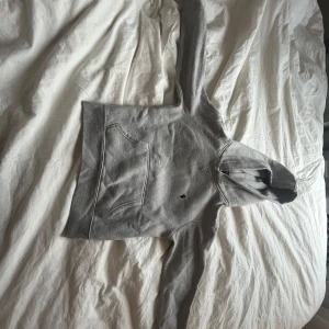 Grå hoodie från Polo Ralph Lauren - Säljer en nästan oanvänd grå hoodien från polo Ralph lauren. Priset är strax över hälften av orginalpriset eftersom att den är i fint skick, pris kan såklart diskuteras!! Säljer denna hoodie eftersom den inte kommer till användning. Den är smått nopprig men inte något som märks. Hoodien passar upp till storlek xxs💞.