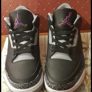 Nike Air Jordans 3 court purple - Air jordan 3 court purple, helt nya låda med wrapping och allt till, kanske kan hitta kvitto, använda 1 gång inomhus. Pris kan diskuteras vid snabb affär, köpte dem för 3600kr