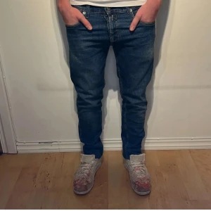 Snygga jeans! - Säljer snygga jeans från Replay! | Skick: 9/10 | Strl: 30/32 (S-M) | Nypris: 1600kr | Hör gärna av er vid funderingar! Modellen är 173 cm och väger 68kg.