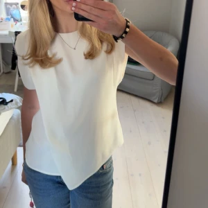 Vit blus - Säljer en vit blus från Zara som inte används längre! Är i gott skick och används fåtal gånger💕