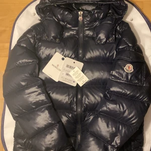 Maya giubbotto - Kan mötas upp i Uppsala för 100kr extra! Väldigt fräsch navy blå Maya från Moncler. Inga skador på jackan, skick är 10/10 använd i typ 4 månader. Perfect till kalla dagar! Jackan är i storlek 2 som motsvara medium och small. Passar dig som är runt 170-180cm lång. 