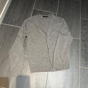 Cardigan hoodie  - En sjukt snygg och fräsch cardigan hoodie, skicket är sprillans nytt, säljer för sjukaste priset du kan hitta, kom privat för fler frågor osv.