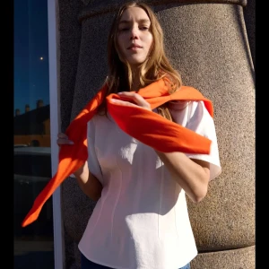 Trendig Zara tröja  - Säljer denna super fina och trendiga t-shirt från Zara. Storleken är slut på deras hemsida. Använd endast en gång,säljer då den inte kommer till användning💞hör av dig vid intresse eller fler bilder