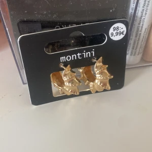 Guldörhängen från Montini - Snygga guldörhängen från Montini med ett unikt och stilrent design. Perfekta för att ge en touch av elegans till din outfit. Kommer i originalförpackning.