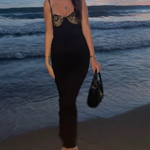 Svart långklänning med spetsdetaljer - Säljer denna super fina klänning då den inte kommer till användning.