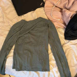 Ljus grön tröja  - Använd cirka 2 gånger, köpt på hm hösten 2023