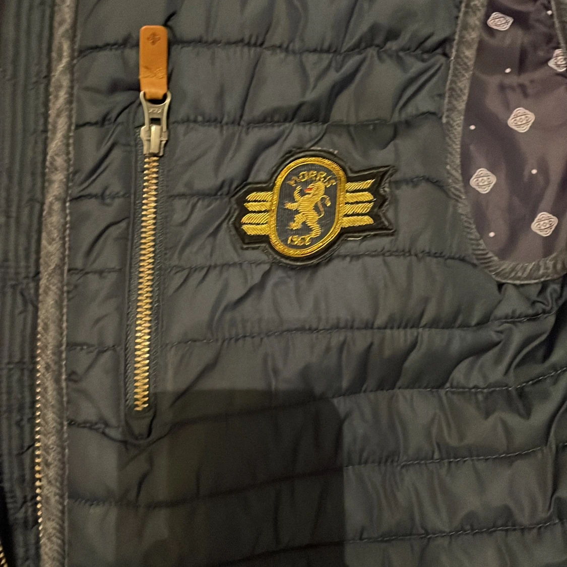 Mörkblå quiltad väst med broderad logga - 1