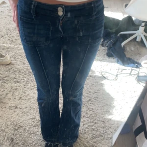 Blå jeans från Gina Tricot - Snygga blå jeans från Gina Tricot med låg midja och bootcut-stil.  Passar mig perfekt och är 164-165 cm!