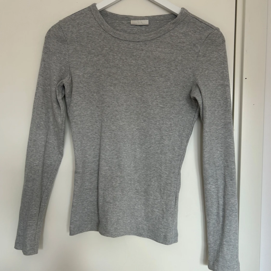 Grå ribbad tröja från Gina Tricot
