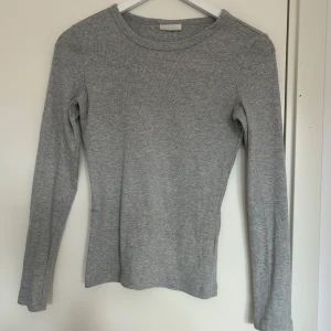 Grå ribbad tröja från Gina Tricot - Långärmad ribbad tröja från Gina, super fint skick!!