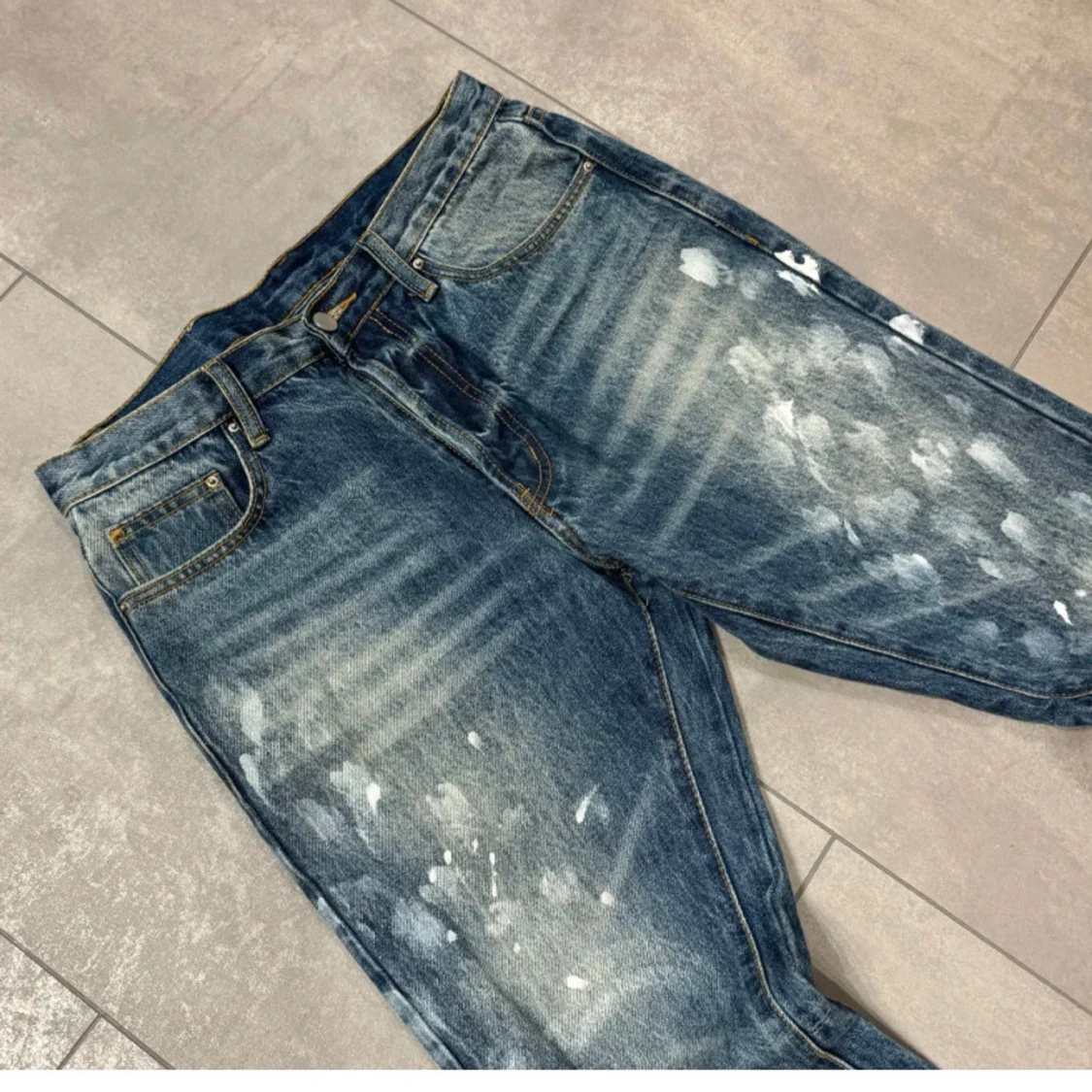 Blå jeans med slitna detaljer - 1