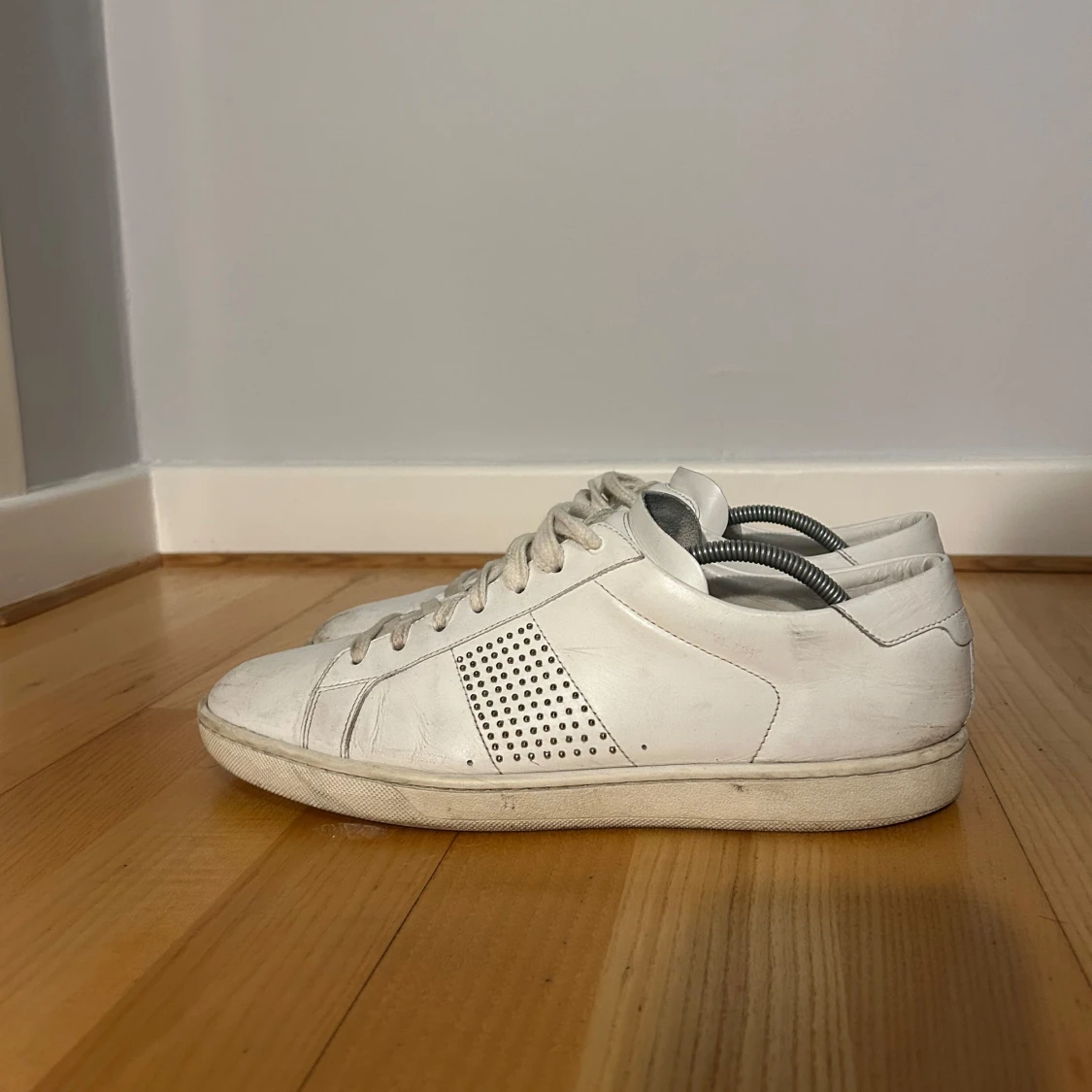 Vita unika Saint Laurent skor  med nitar - 1