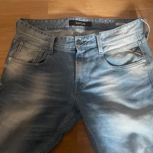 Replay anbass - Säljer dessa asfeta Replay anbass jeansen som har en riktigt fet tvätt, storleken 30/32 slim perfekt för att ha en avslappnad look