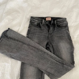 Grå jeans från Vero Moda - Snygga grå jeans från Vero Moda med en klassisk femficksdesign. Perfekta för en stilren lookl. Medel mot låg i midjan. Säljes då jag inte använder de längre 💕
